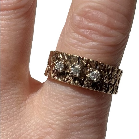 14K SOLID GOLD knurled / textured band ring with 3 inset diamonds - 7.7 mm. - Picture 2 of 4
